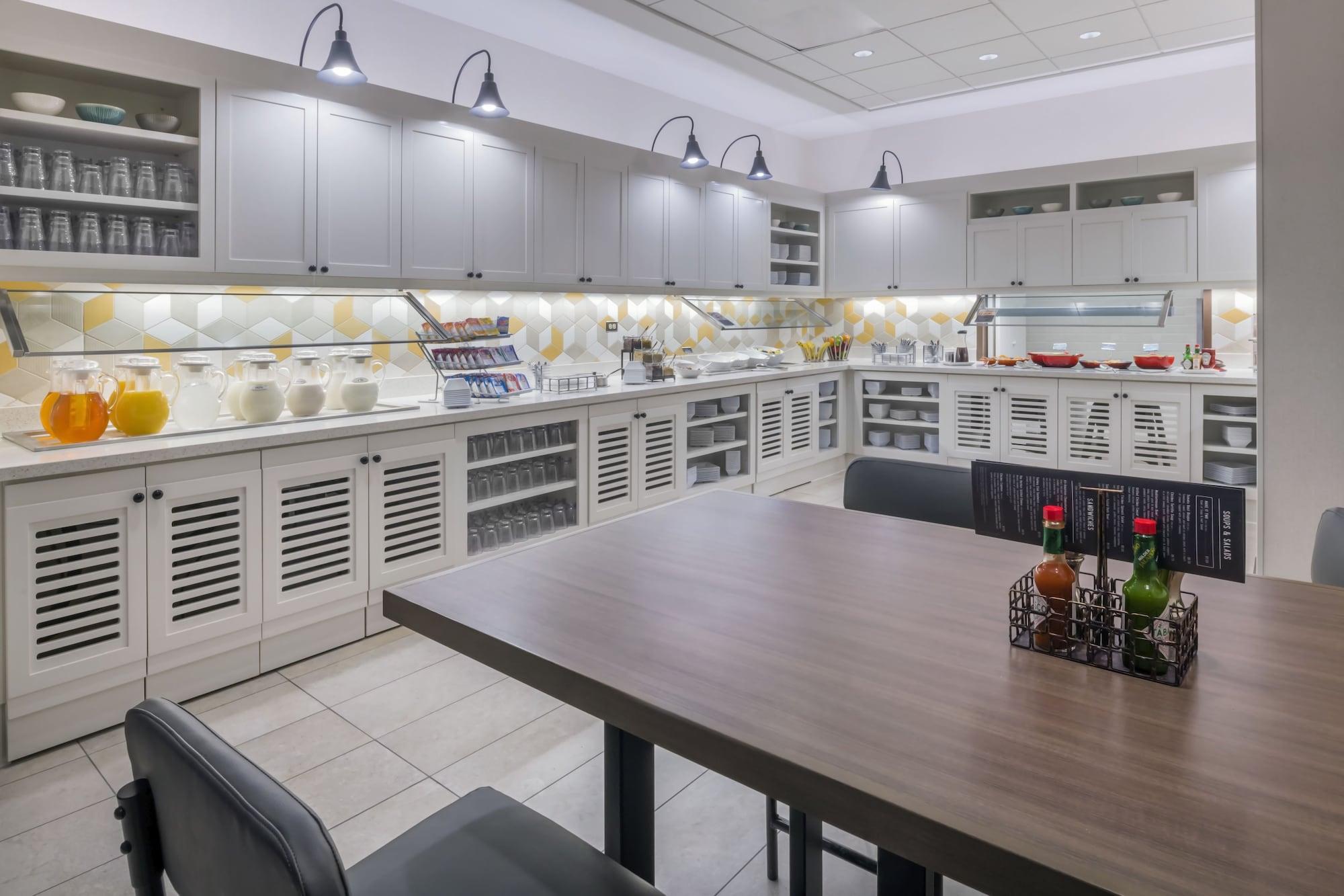 Hyatt Place Marlborough/Apex Center Екстериор снимка