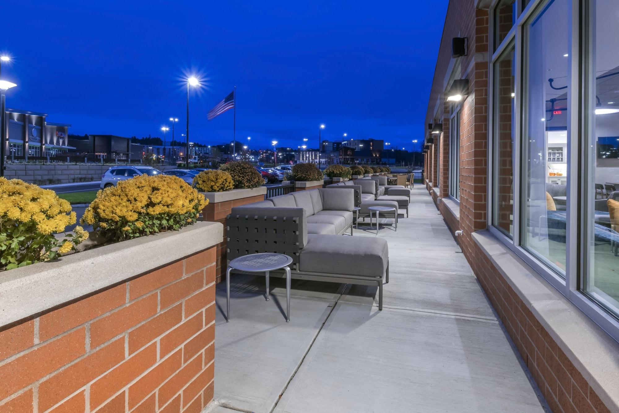 Hyatt Place Marlborough/Apex Center Екстериор снимка