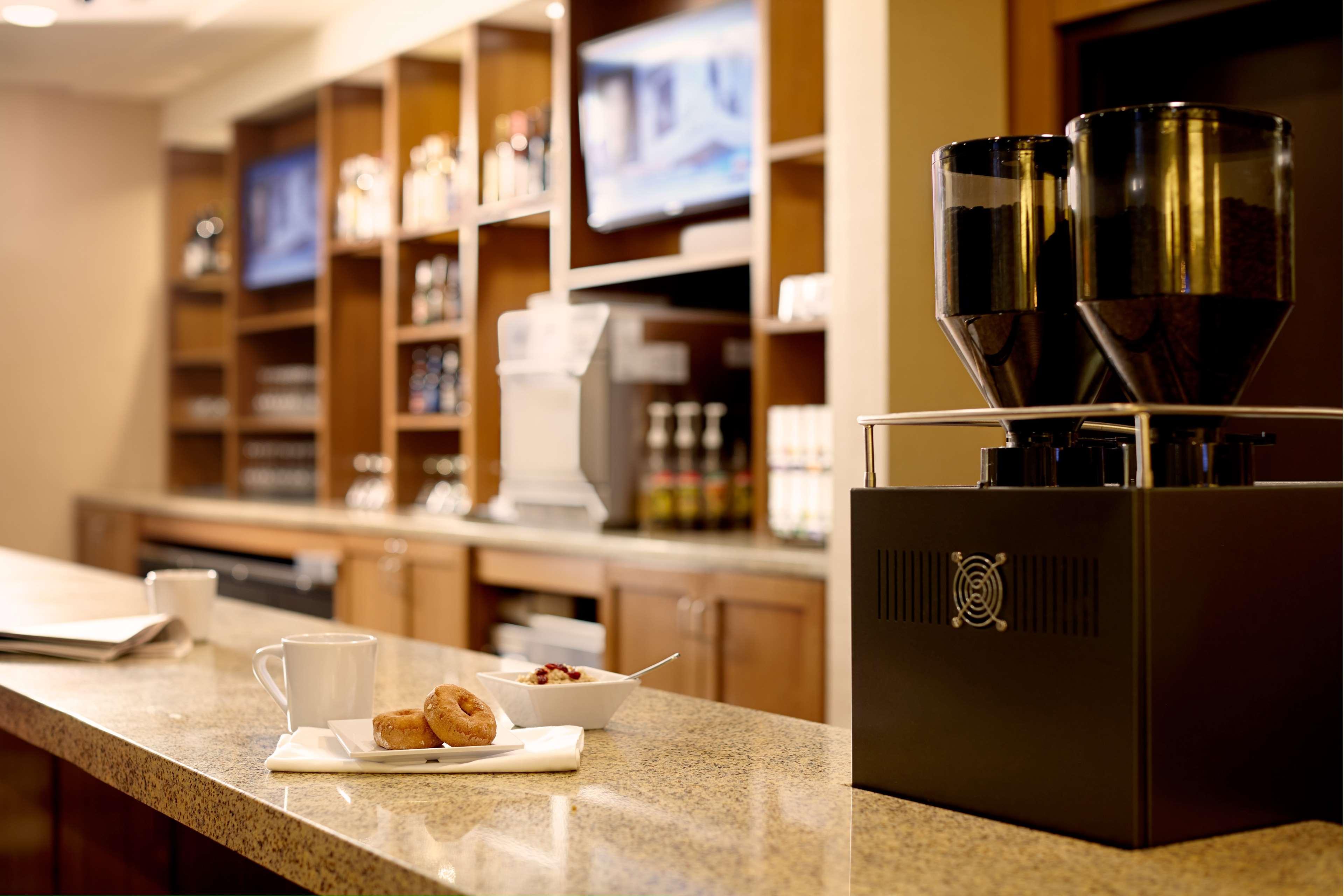 Hyatt Place Marlborough/Apex Center Екстериор снимка