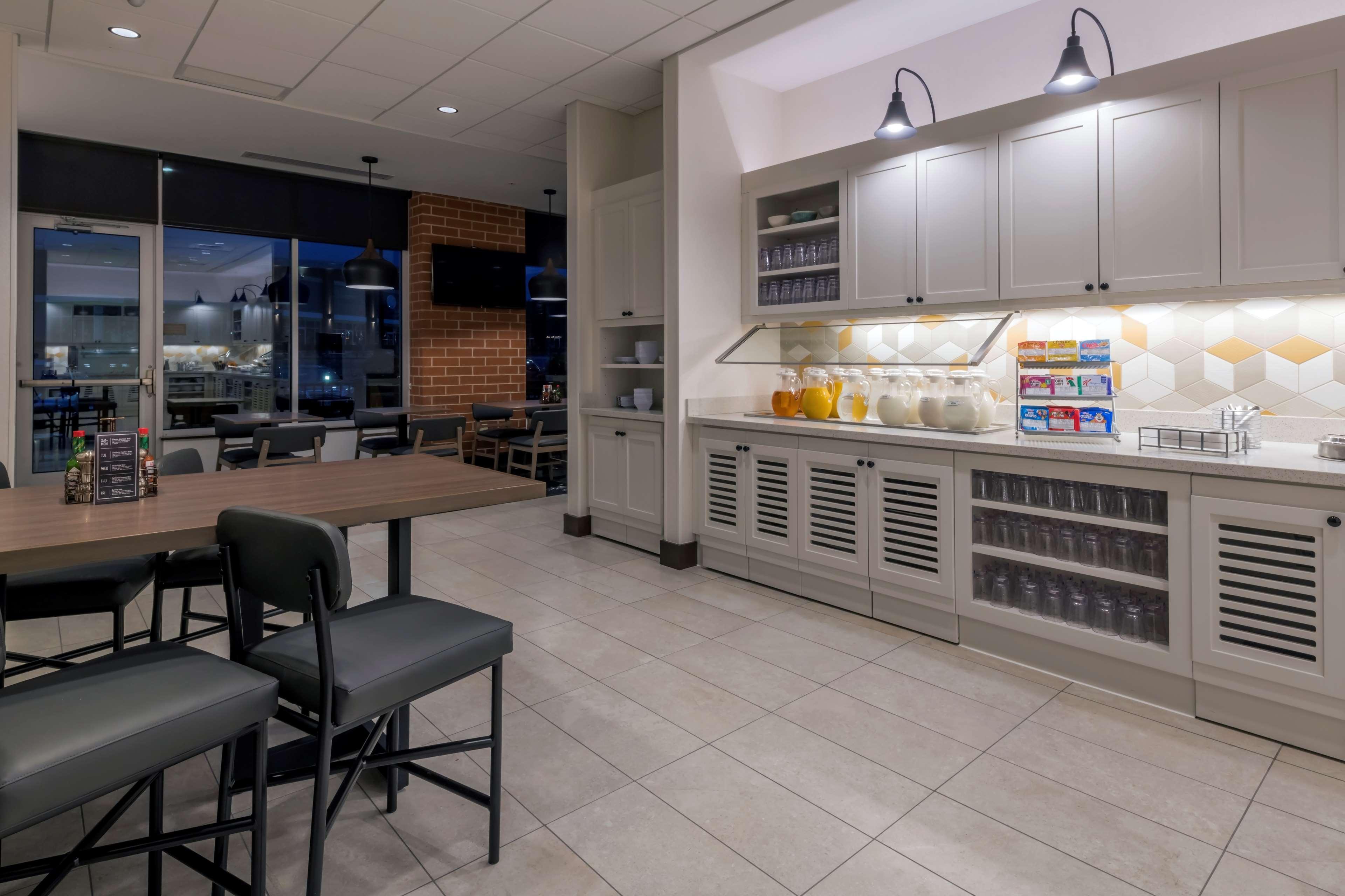 Hyatt Place Marlborough/Apex Center Екстериор снимка